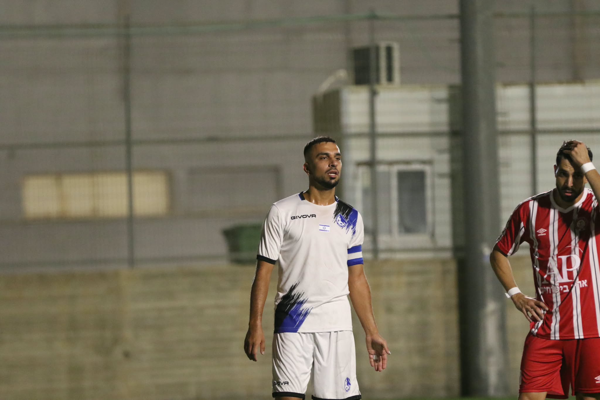 הוביל את נשר עם צמד שערים (וואסים מוואסי)